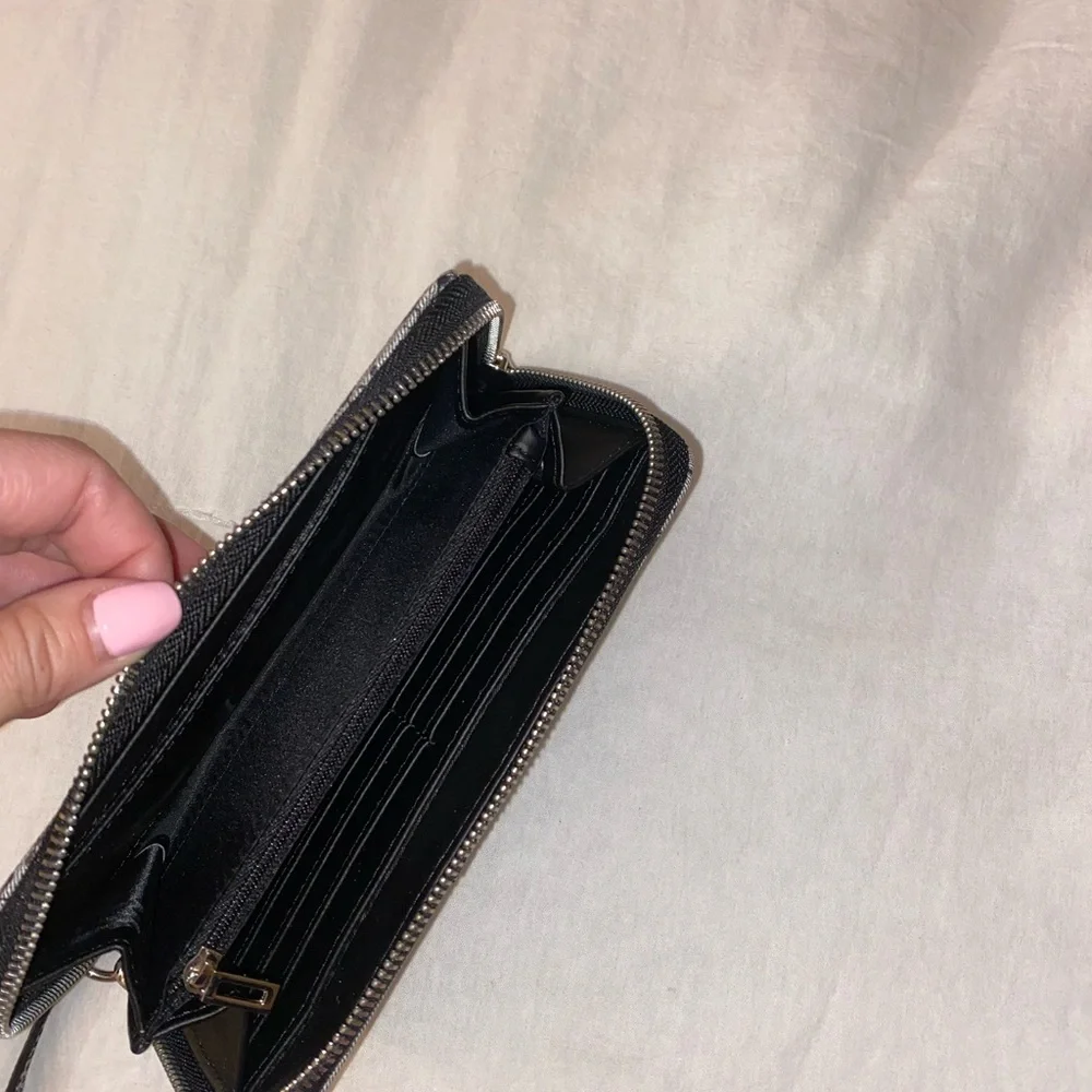 Guess wristlet - Picture 4 of 8